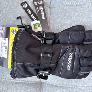 Ski doo women’s glove (size 10-12)